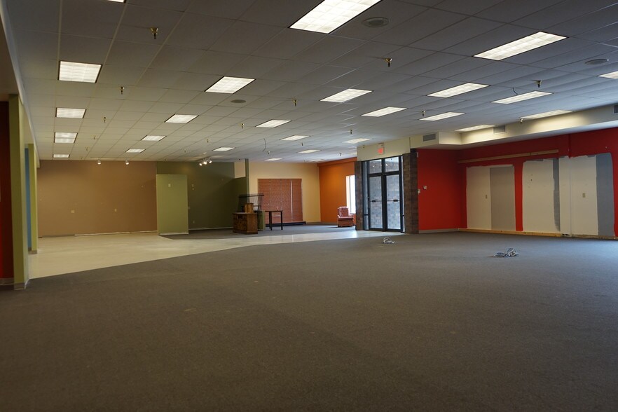 More Photos Of 110-114 S Rum River Dr, Princeton General Retail For Lease