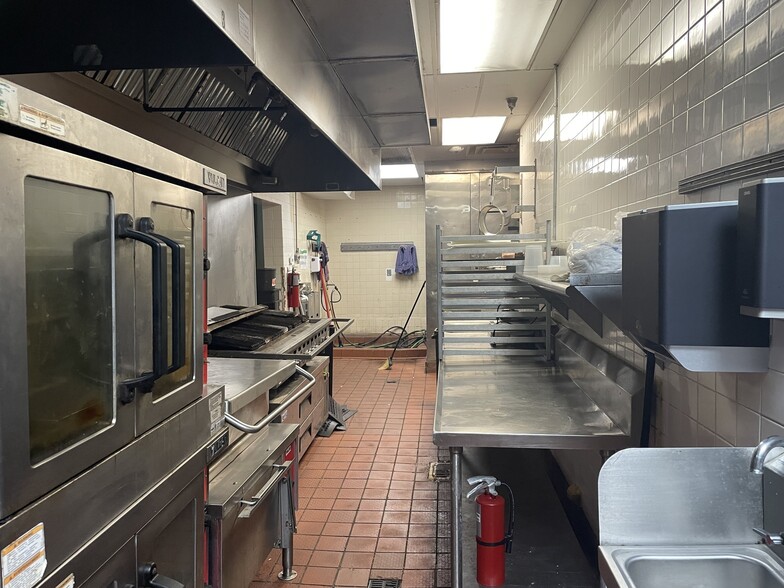 More Photos Of 905 E Gregory St, Pensacola Restaurant For Sale