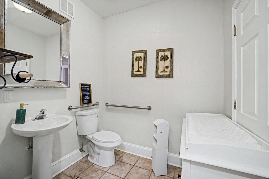 More Photos Of 228 E Poplar St, Griffin Office For Lease