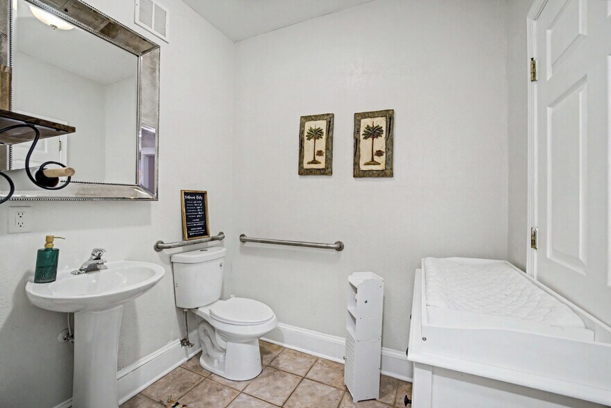 More Photos Of 228 E Poplar St, Griffin Office For Lease