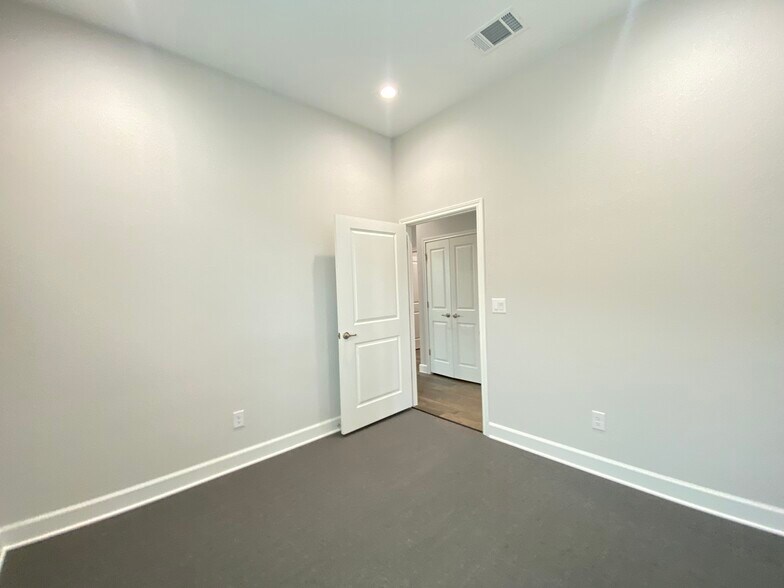 More Photos Of 1640 Highland Falls Dr, Leander Medical For Sale