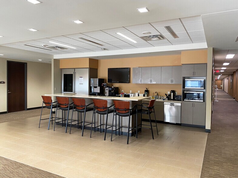 More Photos Of 202 S Cheyenne Ave, Tulsa Office For Lease