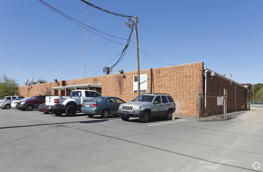 More Photos Of 2236 Southern Ave, Fayetteville Warehouse For Lease