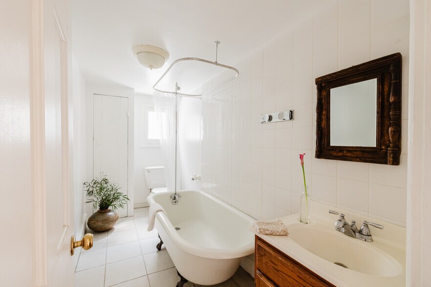 More Photos Of 323 Warren St, Hudson Storefront Retail Residential For Sale
