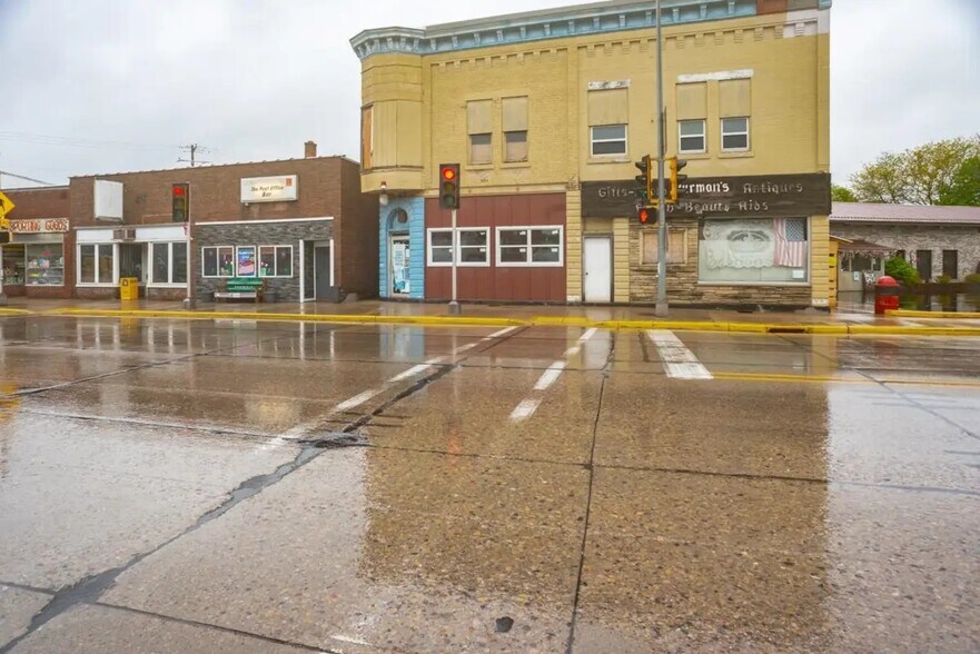 More Photos Of 125 W Bannerman Ave, Redgranite Bar For Sale