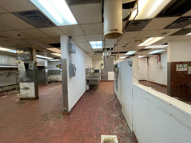 More Photos Of 364 Maine Mall Rd, South Portland Unknown For Lease
