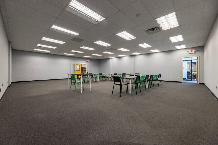 More Photos Of 1320 Eddie Dowling Hwy, Lincoln Showroom For Sale