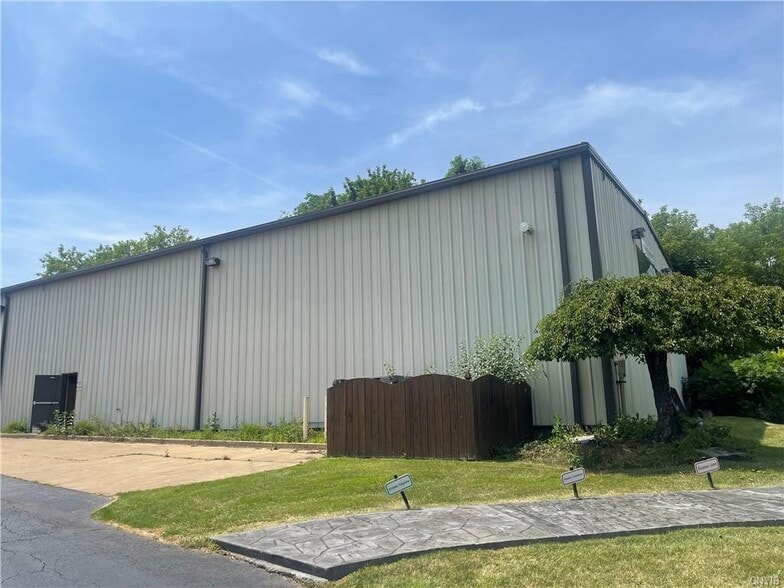 More Photos Of 325 Commerce Blvd, Liverpool Light Manufacturing For Sale