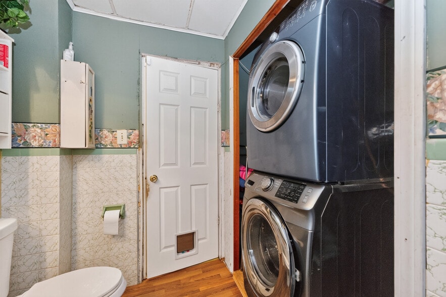 More Photos Of 41 Chestnut St, Amsterdam Storefront Retail Residential For Sale