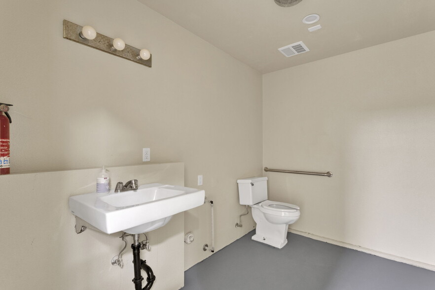 More Photos Of 614 W Fairway Blvd, Big Bear City Warehouse For Sale