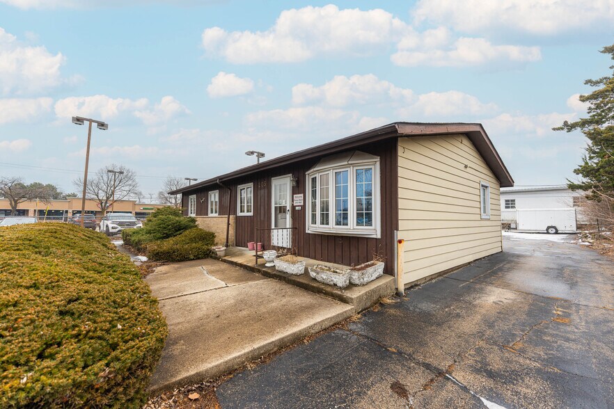 More Photos Of 205 Pinecroft Dr, Roselle Office For Sale