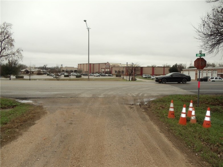 More Photos Of 1712 Chestnut St, Bastrop Land For Sale