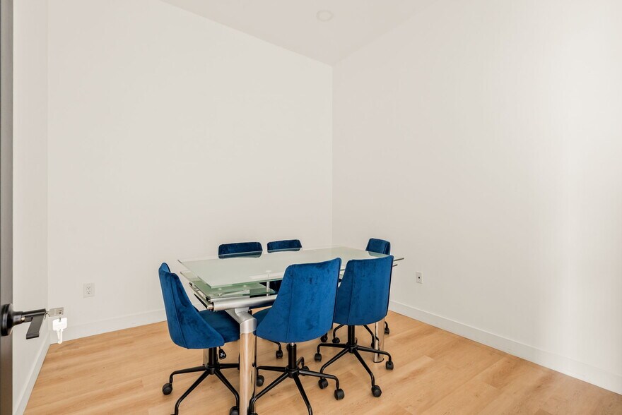 More Photos Of 17826 Chatsworth St, Granada Hills Storefront For Sale