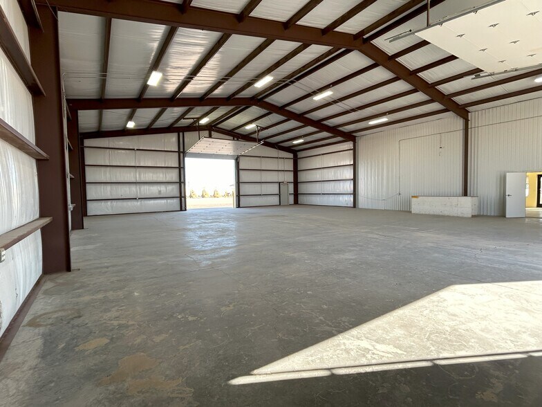 More Photos Of 1389 Oil Mil Rd, Pecos Warehouse For Lease
