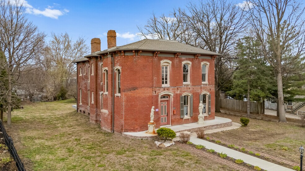 More Photos Of 809 Hall St, Saint Joseph Hospitality For Sale