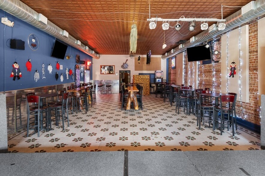 More Photos Of 1708 State St, Bettendorf General Retail For Sale