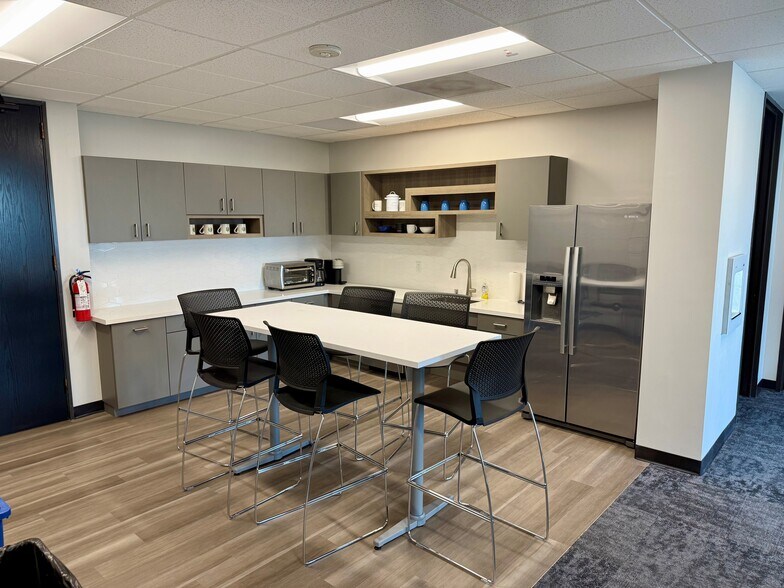 More Photos Of 524 E Lamar Blvd, Arlington Office For Sale