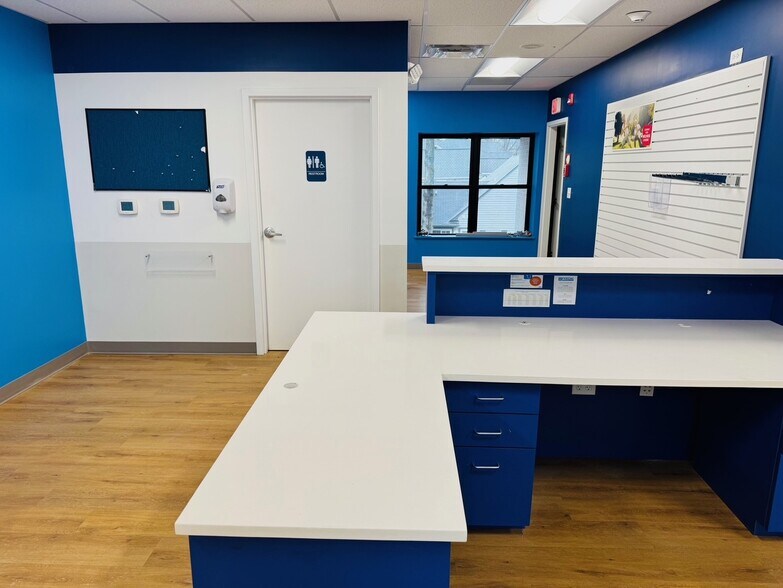 More Photos Of 603 W Broad St, Falls Church Storefront Retail Office For Lease