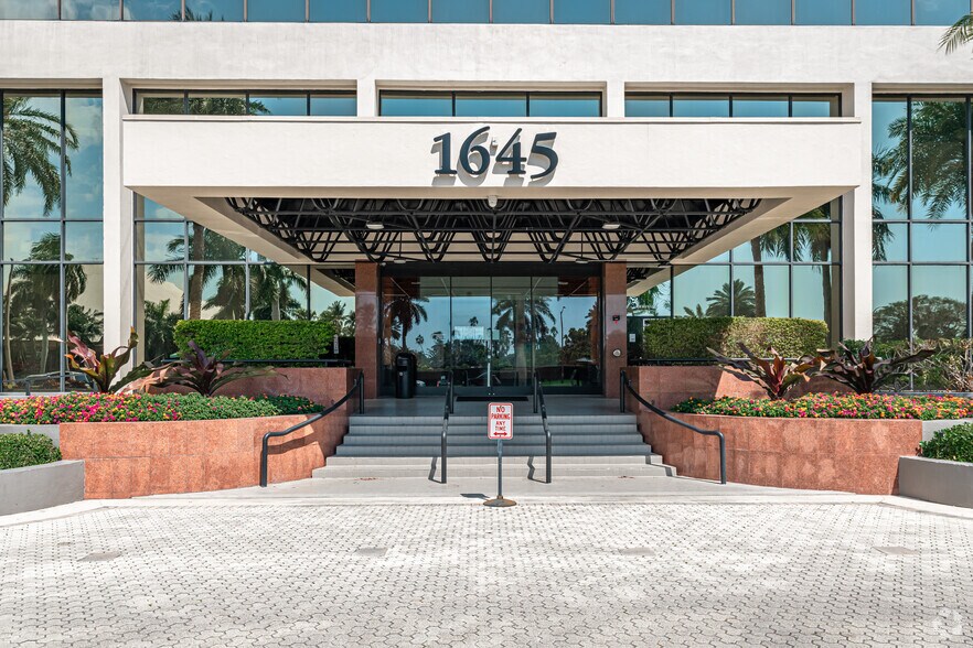 More Photos Of 1645 Palm Beach Lakes Blvd, West Palm Beach Office For Lease