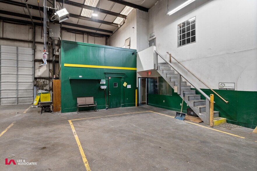 More Photos Of 774 McFarland Pky, Alpharetta Warehouse For Lease