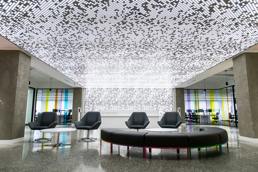 More Photos Of 555 Rue Chabanel O, Montréal Office For Sale