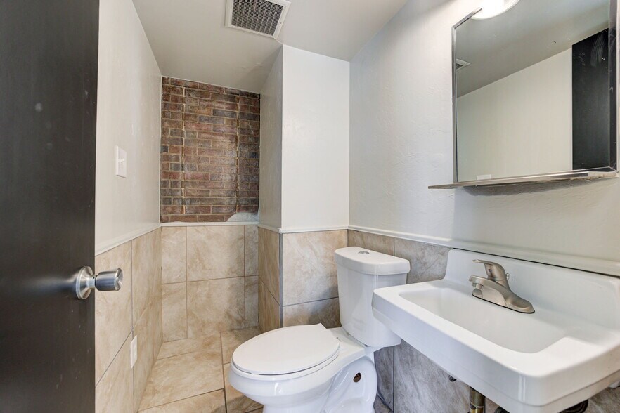 More Photos Of 324 N 19th St, Guthrie Office For Sale