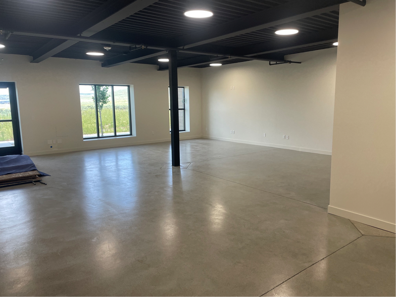 More Photos Of 4554 Forestdale Dr, Park City Showroom For Lease