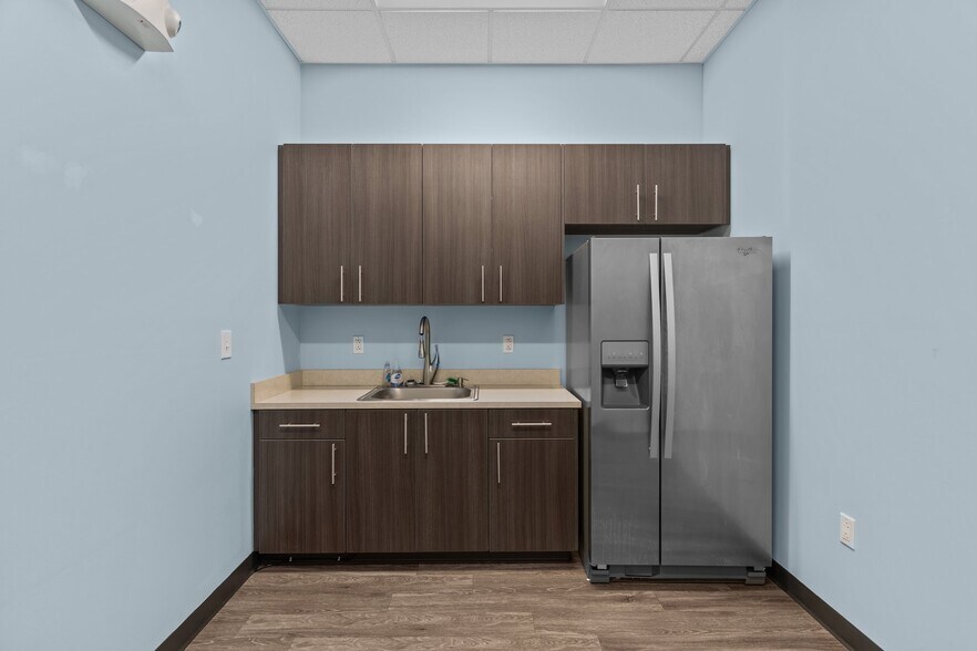 More Photos Of 6740 Rock Spring Rd, Wilmington Office For Lease