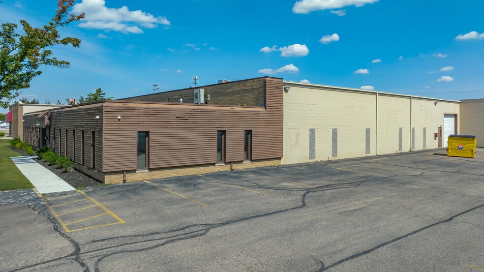More Photos Of 23936 Industrial Park Dr, Farmington Hills Warehouse For Sale