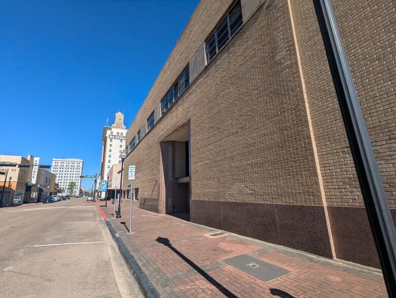 More Photos Of 715 Orleans St, Beaumont Office For Sale