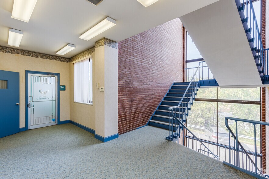 More Photos Of 2121 Noblestown Rd, Pittsburgh Office For Lease