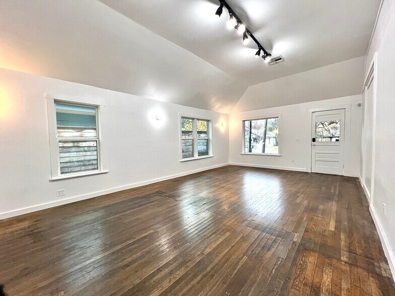 More Photos Of 1628 S 1st St, Austin Storefront Retail Residential For Sale