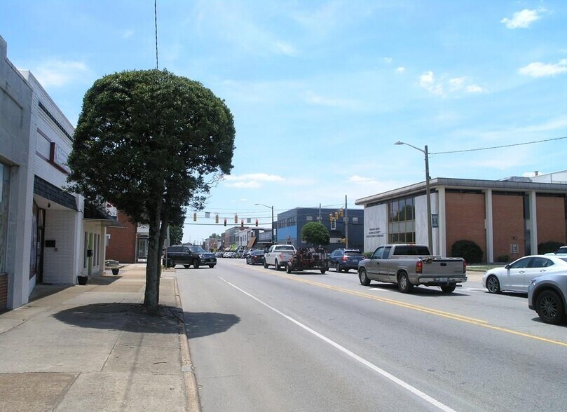 More Photos Of 923 Roanoke Ave, Roanoke Rapids Storefront For Sale