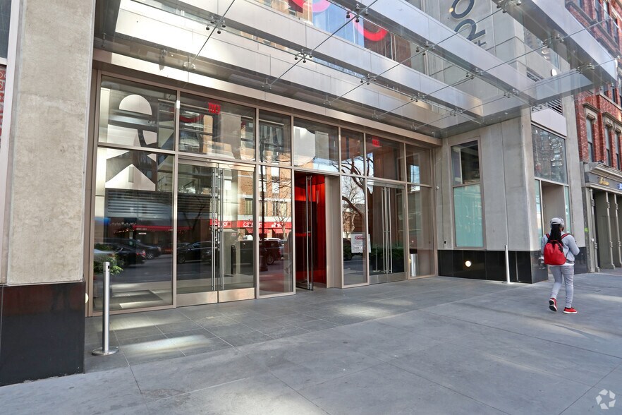More Photos Of 400 W 42nd St, New York Hotel For Lease