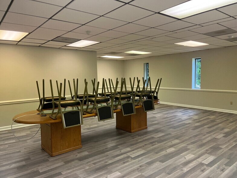 More Photos Of 4916 Bartlett St, Greensboro Light Distribution For Lease