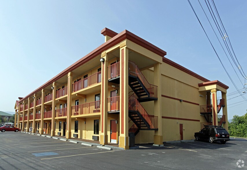 Primary Photo Of 2162 Parkway, Pigeon Forge Hotel For Sale