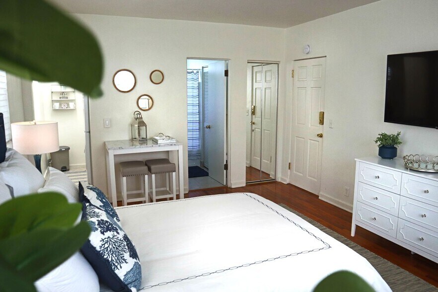 More Photos Of 172 N County Rd, Palm Beach Apartments For Sale