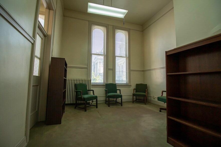 More Photos Of 301 Columbia St, Lafayette Office For Sale