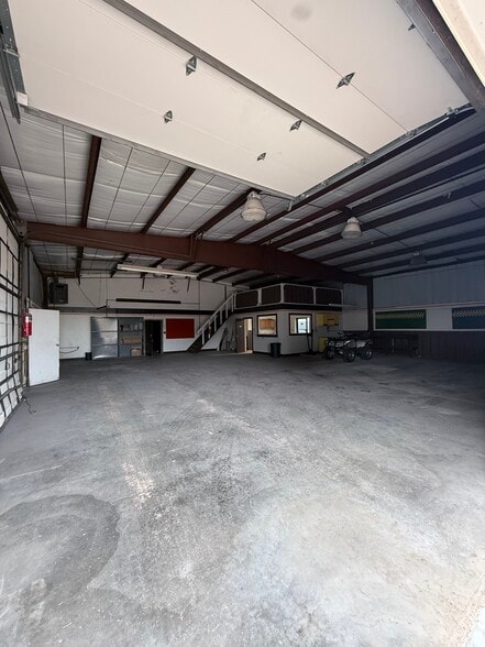 More Photos Of 440 Charmony Frontage Rd, Sterling Warehouse For Lease
