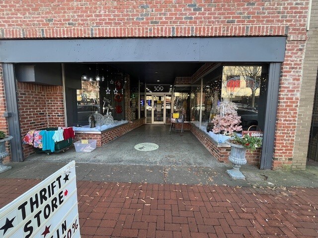 More Photos Of 309 High St, Portsmouth Storefront For Lease