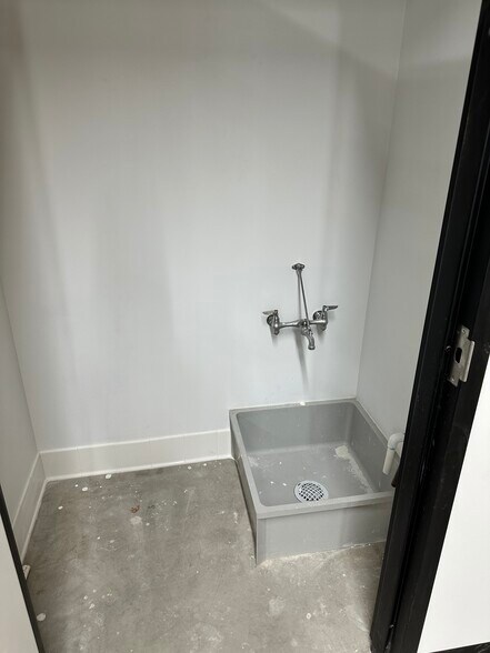 More Photos Of 1690 Hayes Ave, Long Beach Manufacturing For Lease