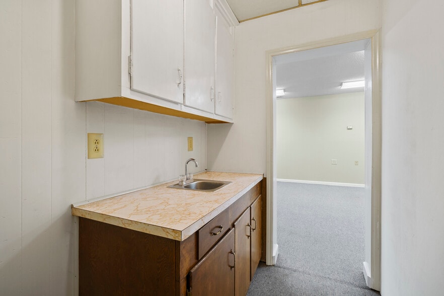 More Photos Of 104 N Dilling St, Kings Mountain Medical For Lease