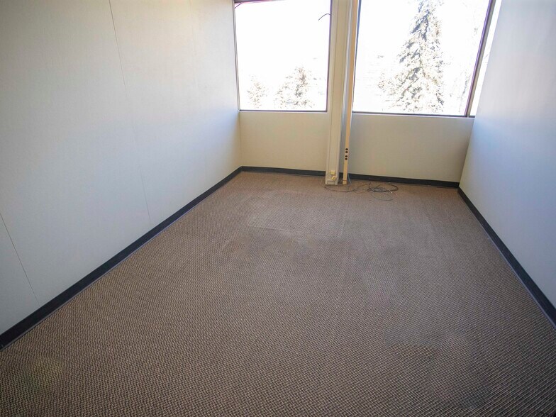 More Photos Of 3112 11th Ave NE, Calgary Office For Lease