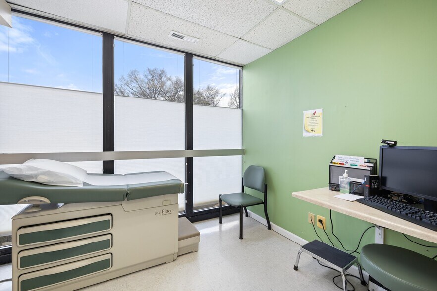 More Photos Of 2616 Sherwood Hall Ln, Alexandria Medical For Sale