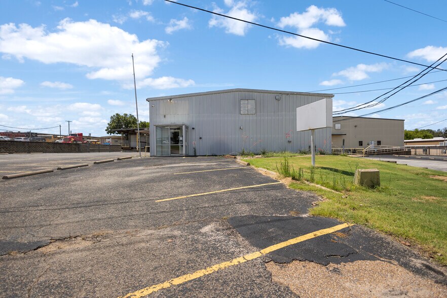 More Photos Of 2307 E Erwin St, Tyler Manufacturing For Lease