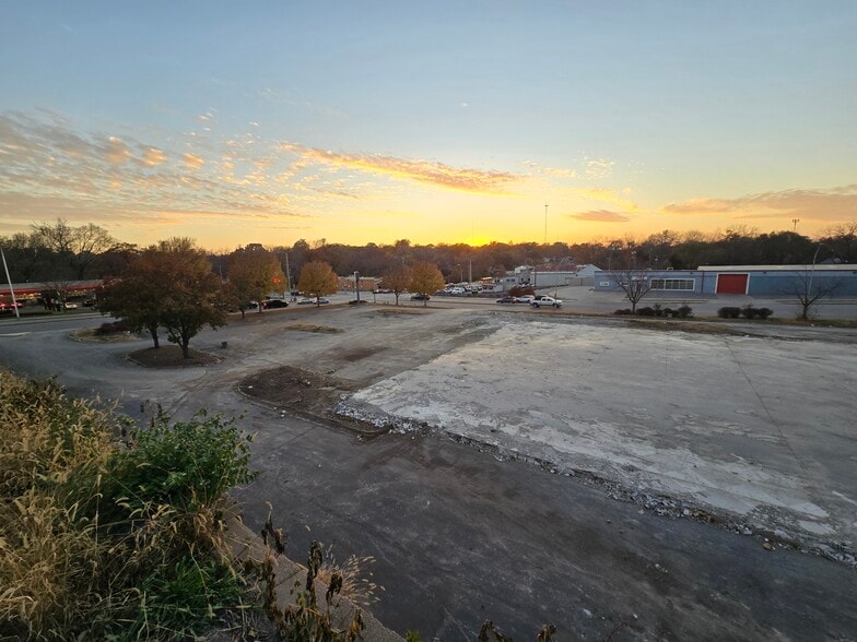 More Photos Of 11200 E Truman Rd, Independence Freestanding For Sale