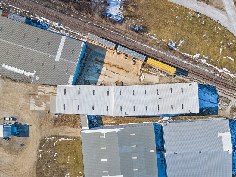 More Photos Of 908-918 E Franklin St, Hartford City Manufacturing For Lease
