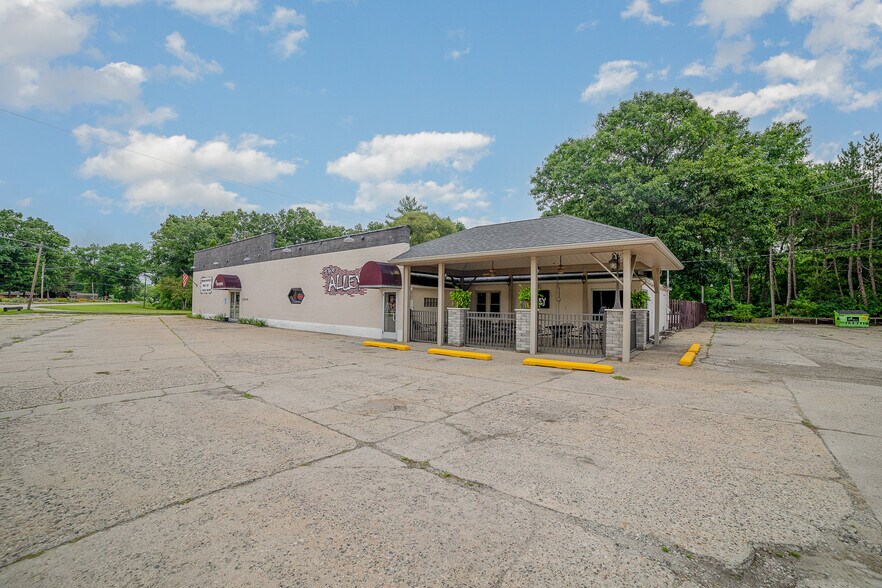 More Photos Of 1104 N Saginaw St, Saint Charles Bowling Alley For Sale