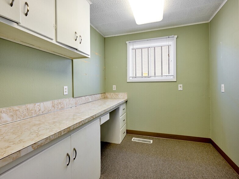 More Photos Of 122 Engle Ave, Molalla Office Residential For Sale