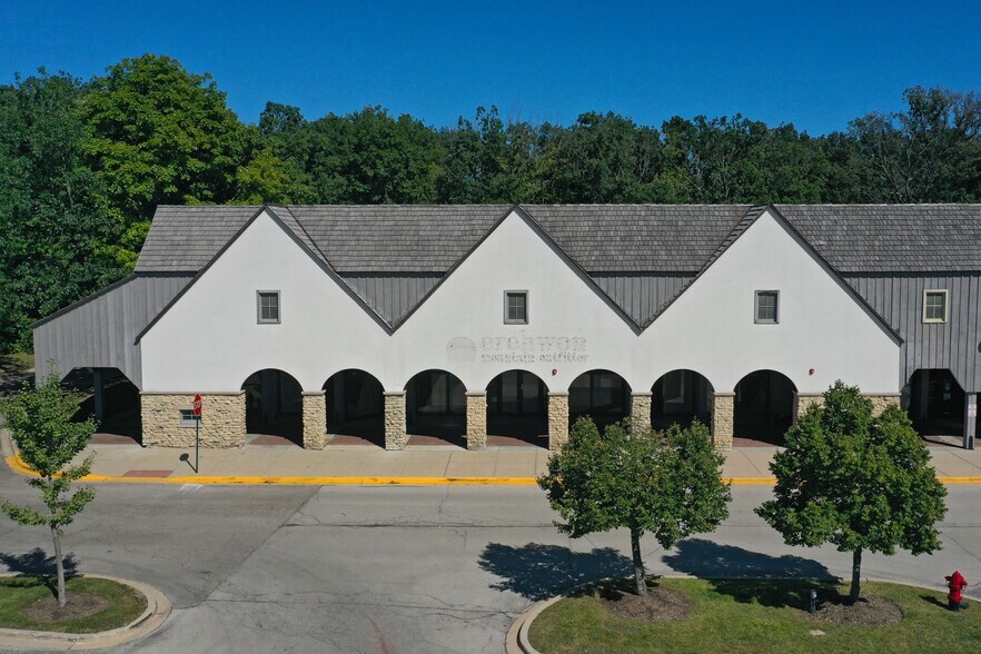 More Photos Of 2501-2585 Waukegan Rd, Bannockburn Unknown For Lease